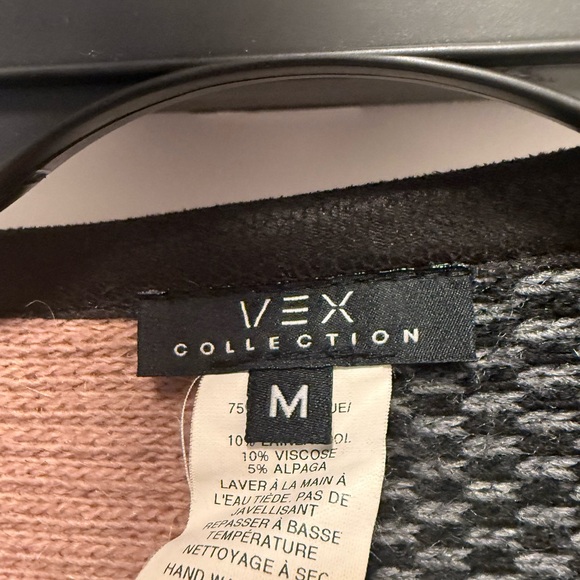 Elegant Women's Striped Long Coat - Picture 4 of 4